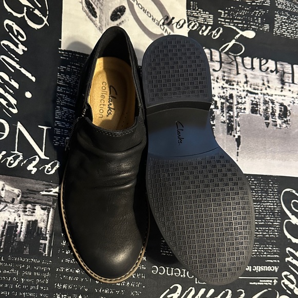 Clarks collection Black Leather Slip-On Shoes - Picture 3 of 4
